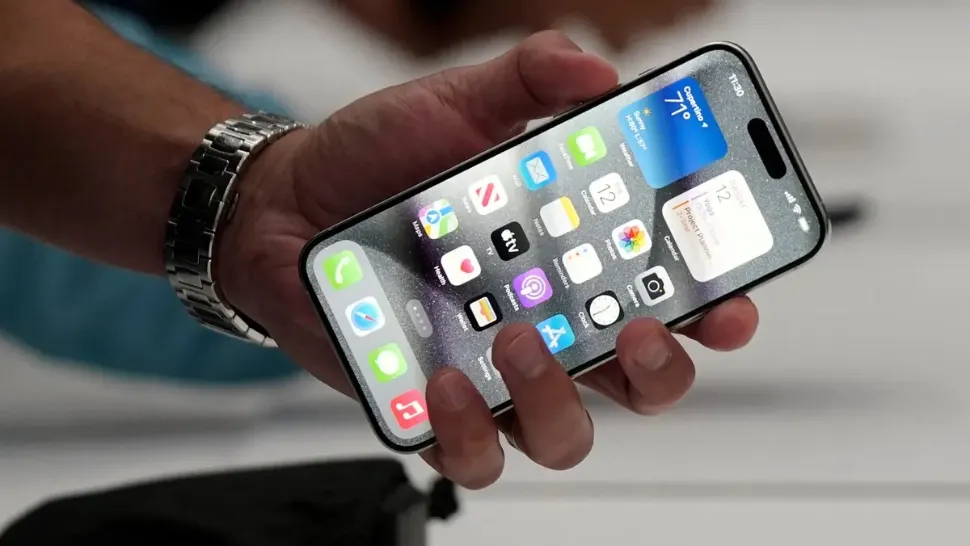 Închisoare cu executare după furtul unui iPhone de pe terasa unui bar