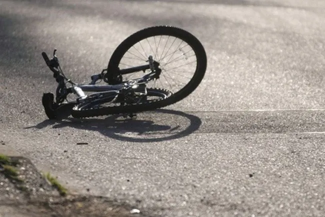 Biciclistă acroșată pe o stradă în Focșani