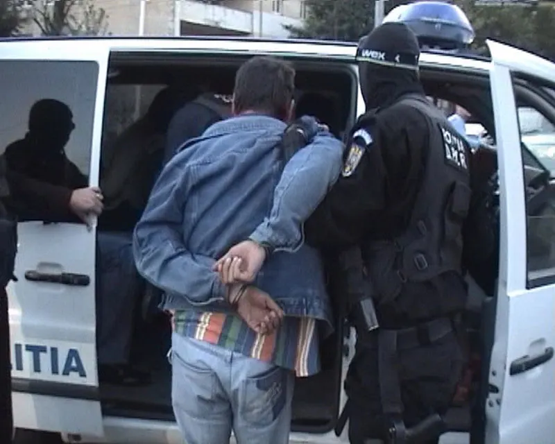 Tânăr adjudean, suspect de furt din 4 locuințe