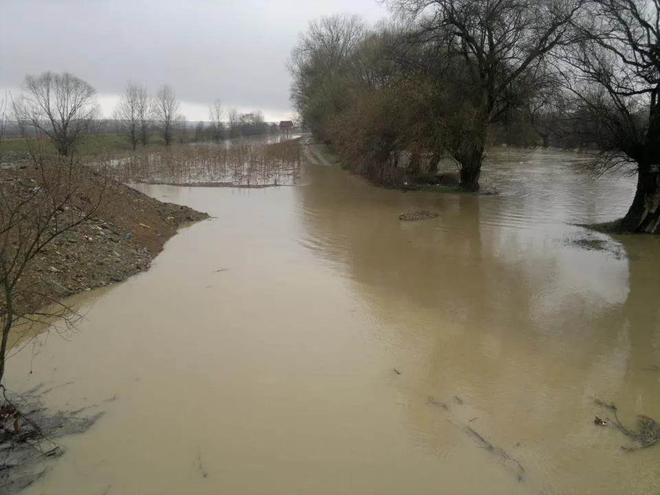 Mircești, Vînători - O mamă cu 3 copii evacuată de ISU după ce viitura i-a cuprins gospodăria