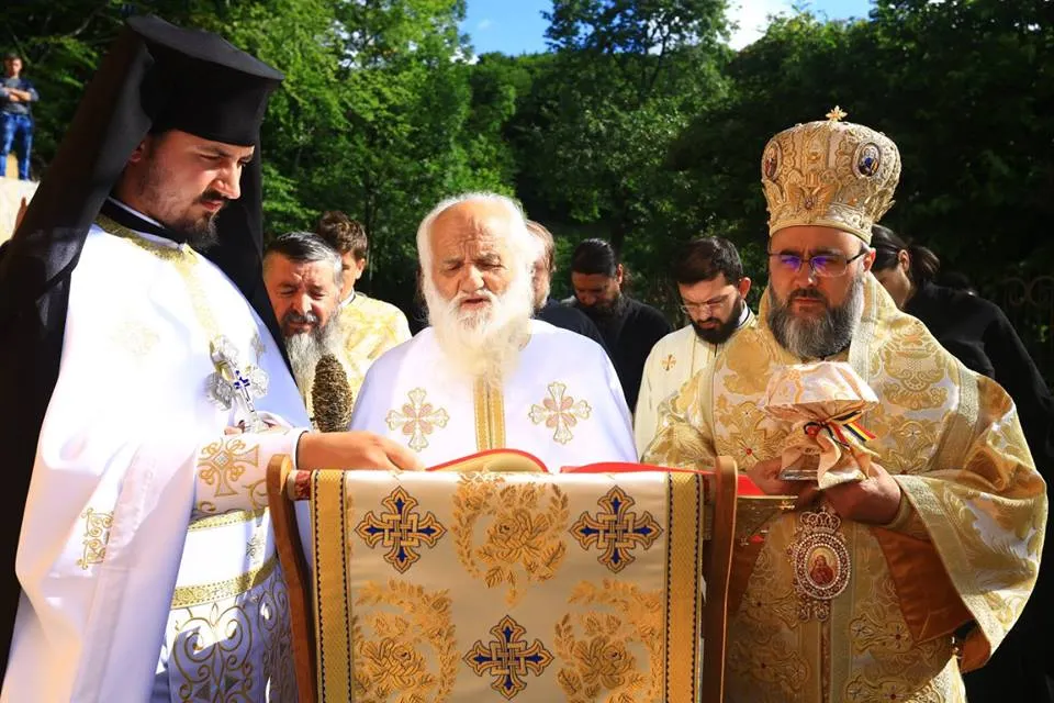 Părintele Macarie, de la Mănăstirea Muntioru, a ridicat un schit pe terenul moștenit de la părinții săi