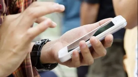 Un tânăr din Bacău i-a furat telefonul mobil unui adolescent, în Gara Adjud