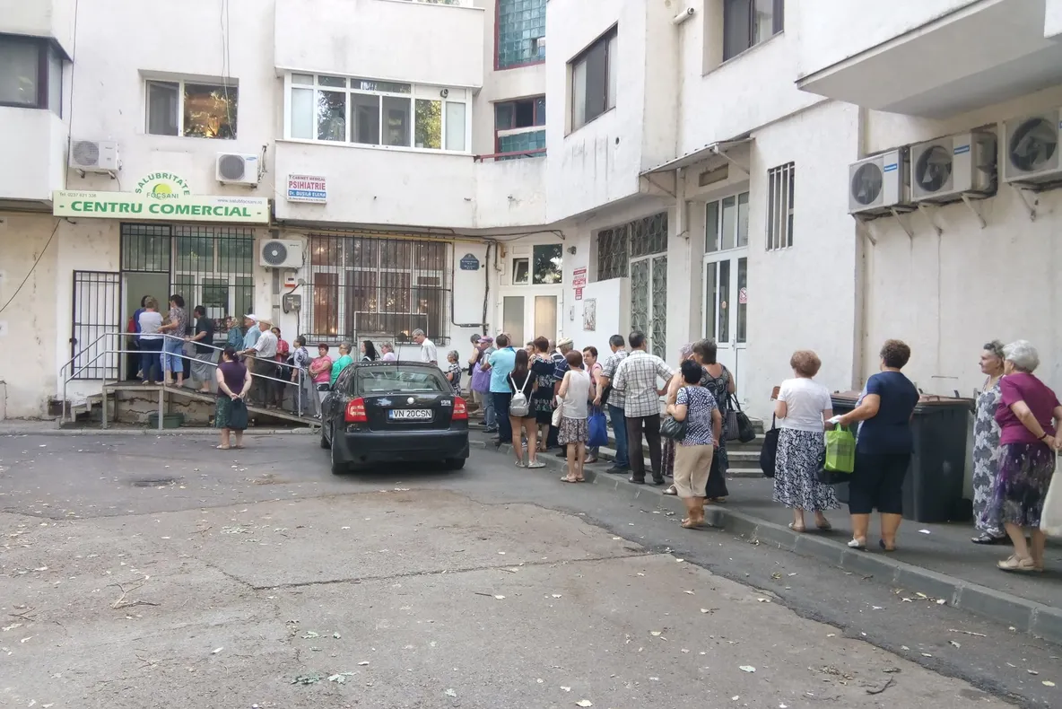 BĂTAIE DE JOC Focșănenii, la cozi interminabile pentru plata facturilor la CUP Salubritate