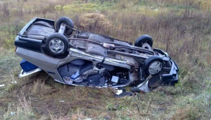 ULTIMA ORĂ   Persoană încarcerată într-un autoturism răsturnat