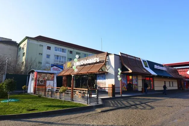 McDonald's Focșani, care va fi deschis în parcarea Kaufland, face angajări. Ce salarii oferă