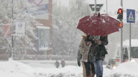 Meteo: precipitații însemnate și condiții de polei în județ. La munte va continua să ningă, până mâine seară