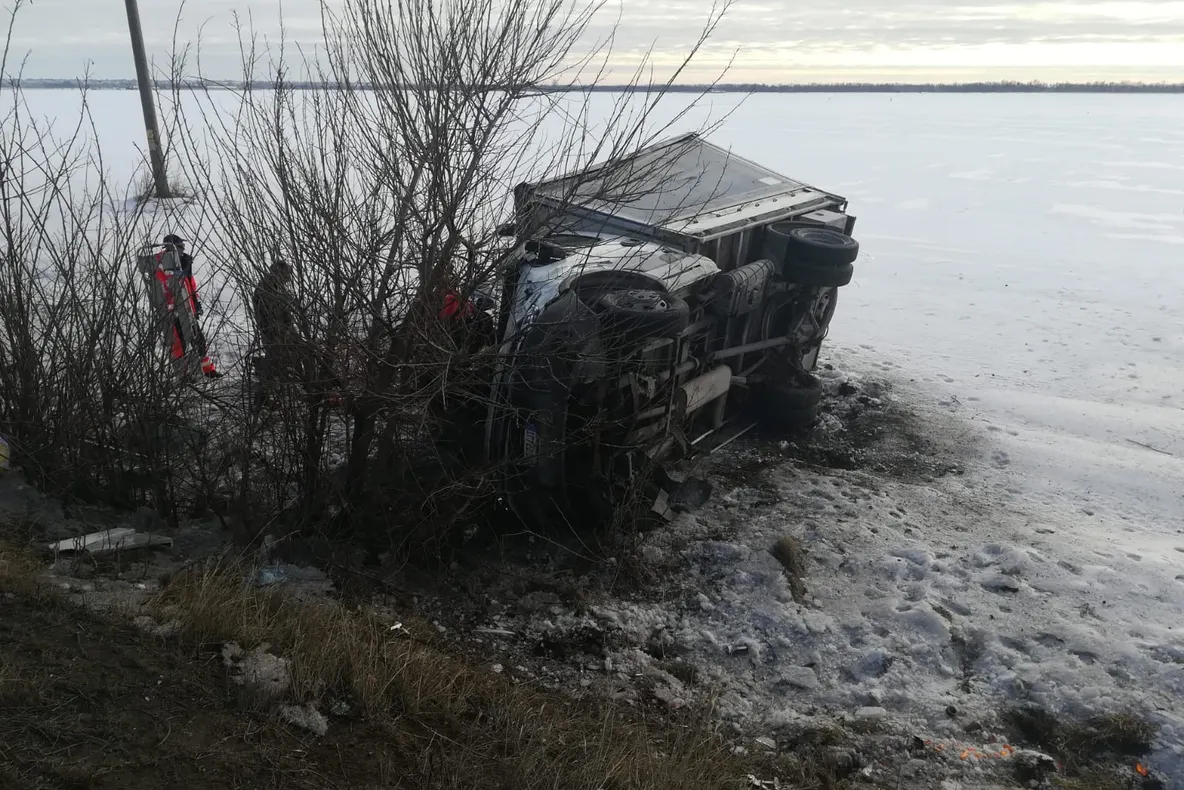 ULTIMA ORĂ   Femeie rănită, după ce mașina în care se afla a ajuns pe câmp