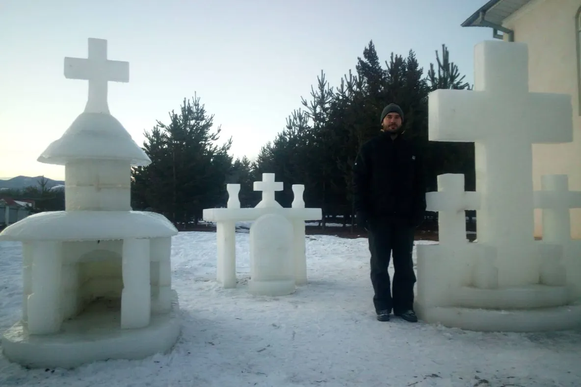 GALERIE FOTO Biserici în miniatură și cruci de gheață, adevărate opere de artă create de săteni la Năruja