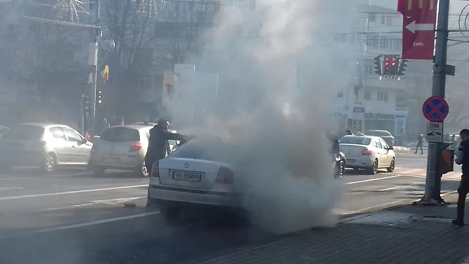 O mașină a luat foc pe Bulevardul Unirii din Focșani