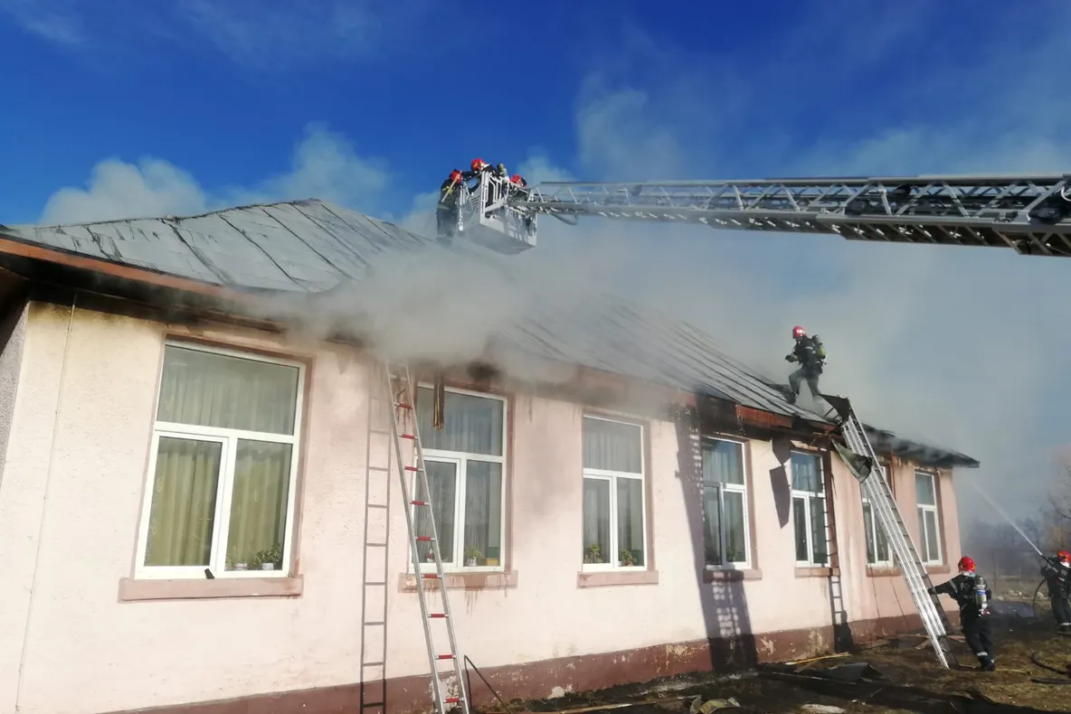 FOTO  Incendiu la școala din satul Ivăncești