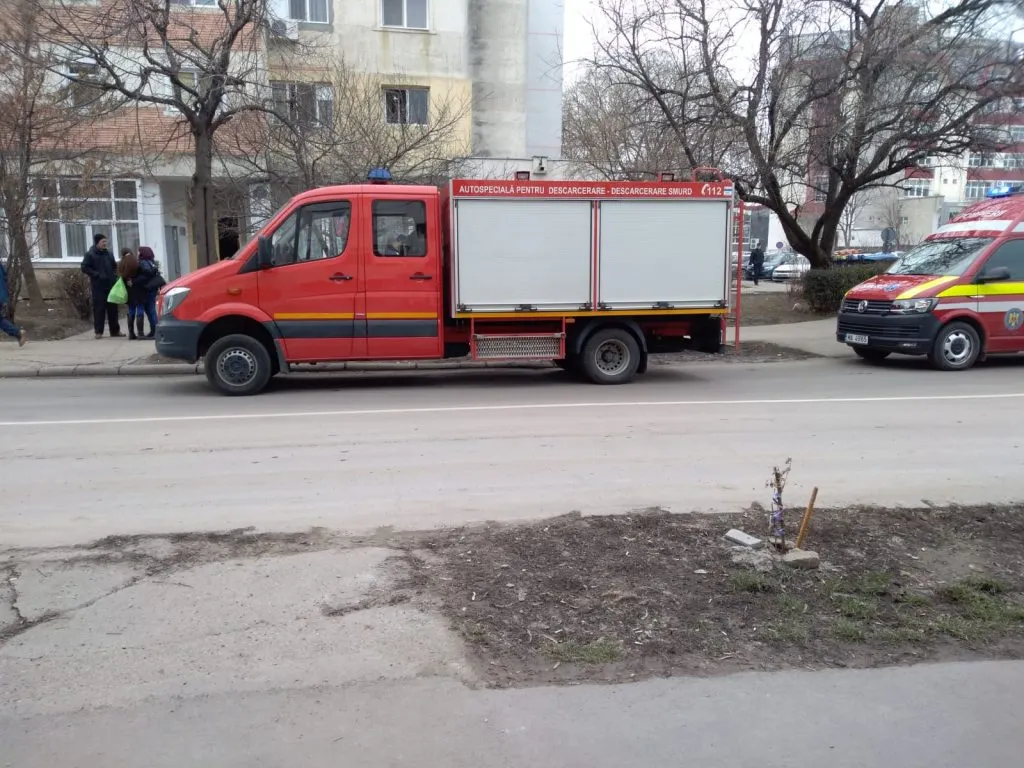 Femeie găsită moartă în propriul apartament