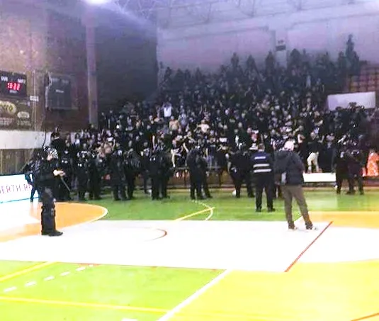 VIDEO Bătaia dintre galeriile Steaua și Dinamo, la Focșani, filmată de un spectator