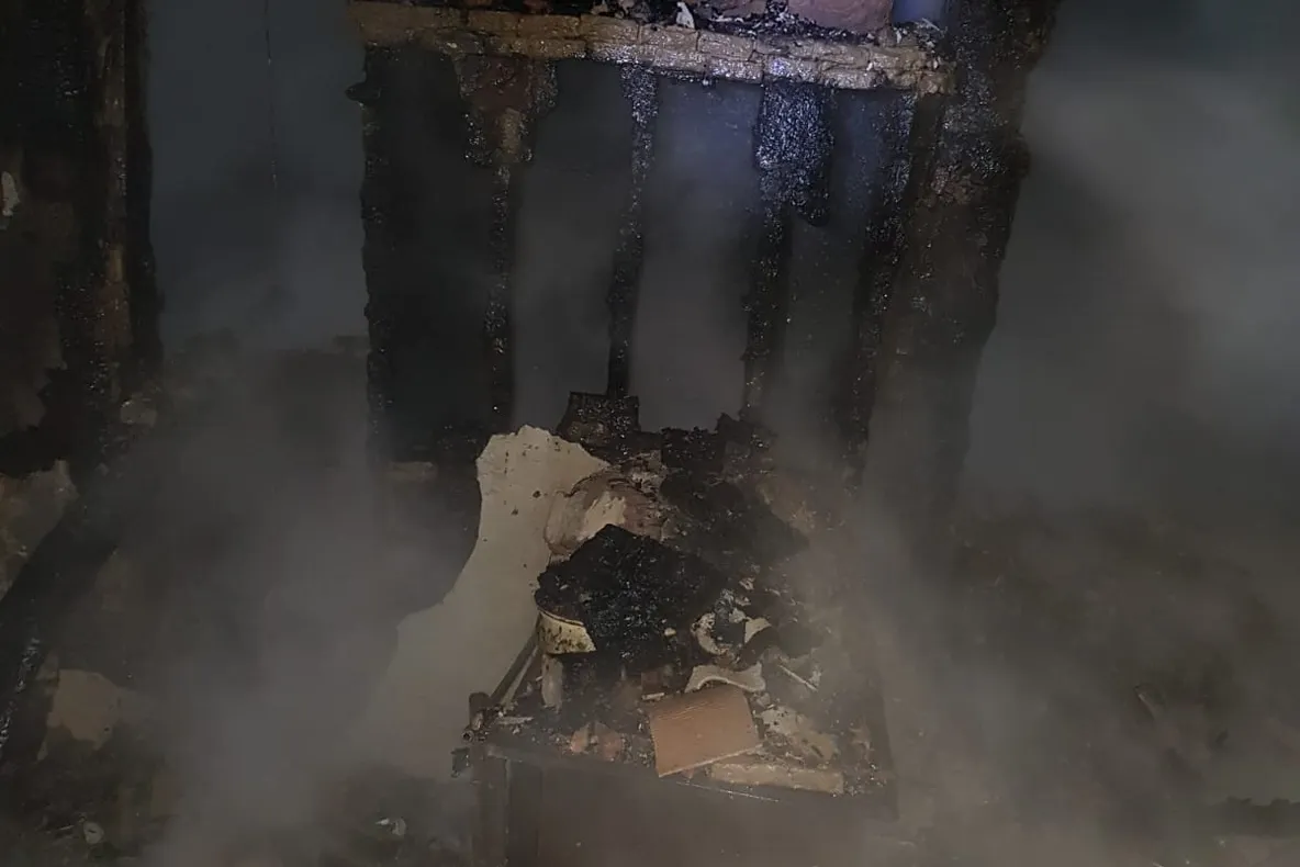 Un bărbat a ajuns la spital, cu mai multe răni, după ce i-a luat foc locuința