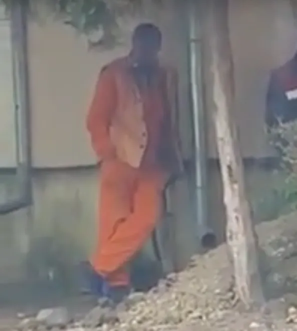VIDEO Cum "trag din greu" 15 muncitori pentru a astupa un șanț în Focșani: unii sparg semințe, alții citesc reviste