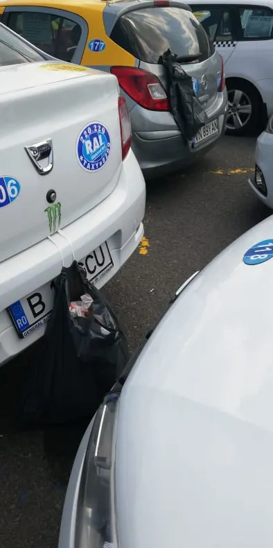 GALERIE FOTO Taximetriștii focșăneni - dovadă de bun simț, la protest: au pus saci de gunoi în spatele mașinilor
