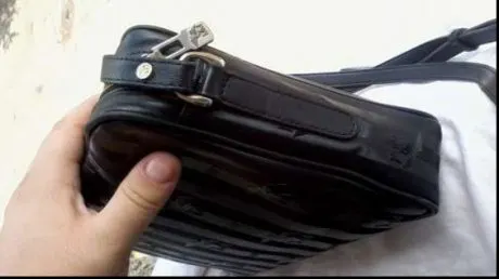 GEST DE OMENIE Angajații unei benzinării au înapoiat borseta cu bani, uitată, unui bărbat din Vaslui
