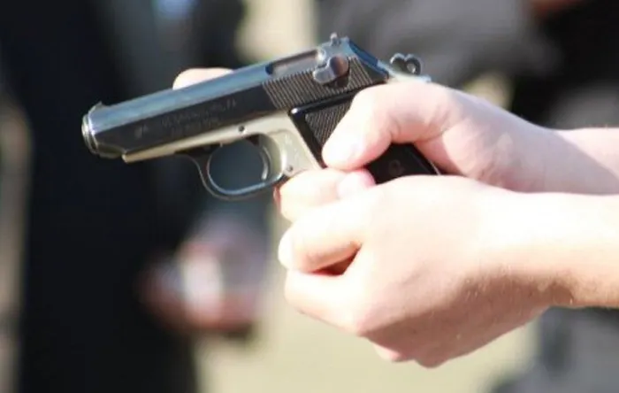 Polițiștii au folosit pistolul pentru a opri în trafic un șofer băut și fără permis