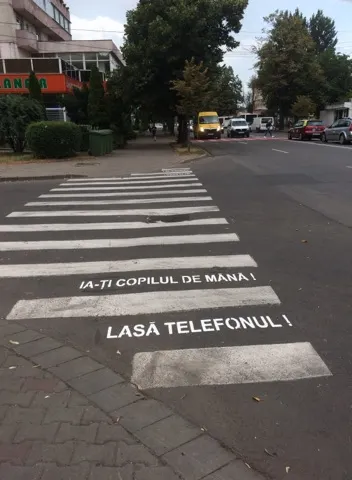 Au apărut și în Focșani zebrele cu mesaje preventive