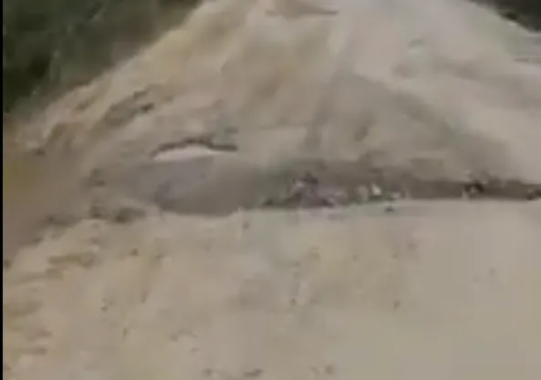 VIDEO Vrancea lui Oprișan - cum arată drumul județean 241 - Corbița - Tănăsoaia. Ca un drum din Siria