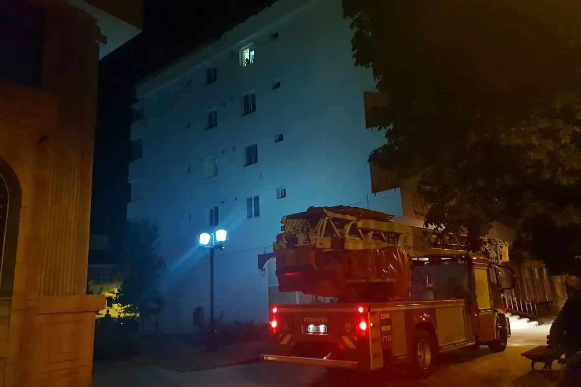 O femeie a amenințat, azi noapte, că se aruncă de la etaj