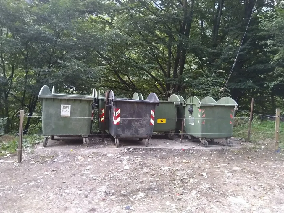 FOTO  Gardul electric protejează tomberoanele de gunoi dar și oamenii de asaltul urșilor