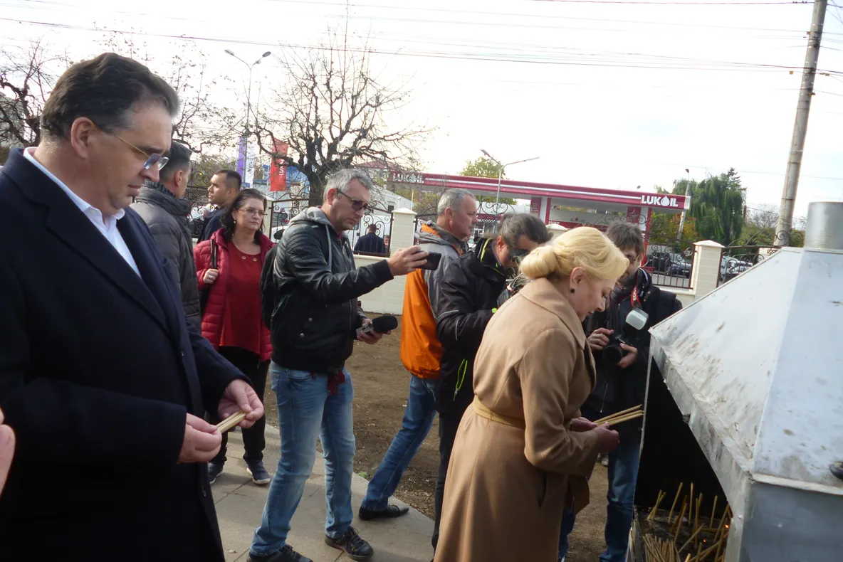 VIDEO - FOTO Viorica Dăncilă, prin piețele Vrancei. I-a aprins o lumânare lui Iohannis și a cumpărat cașcaval fără bon fiscal
