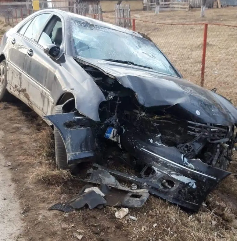 Tânăr beat și cu permisul suspendat s-a răsturnat cu mașina în șanț și a fugit