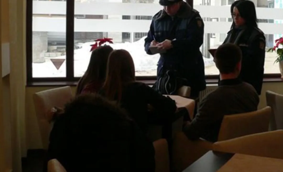 Elevii vrânceni, "săltați" de polițiști din baruri și cafenele și duși la școală