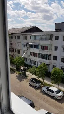 VIDEO Angajații Primăriei Focșani curăță și siliconează balcoanele privaților, pe banii noștri
