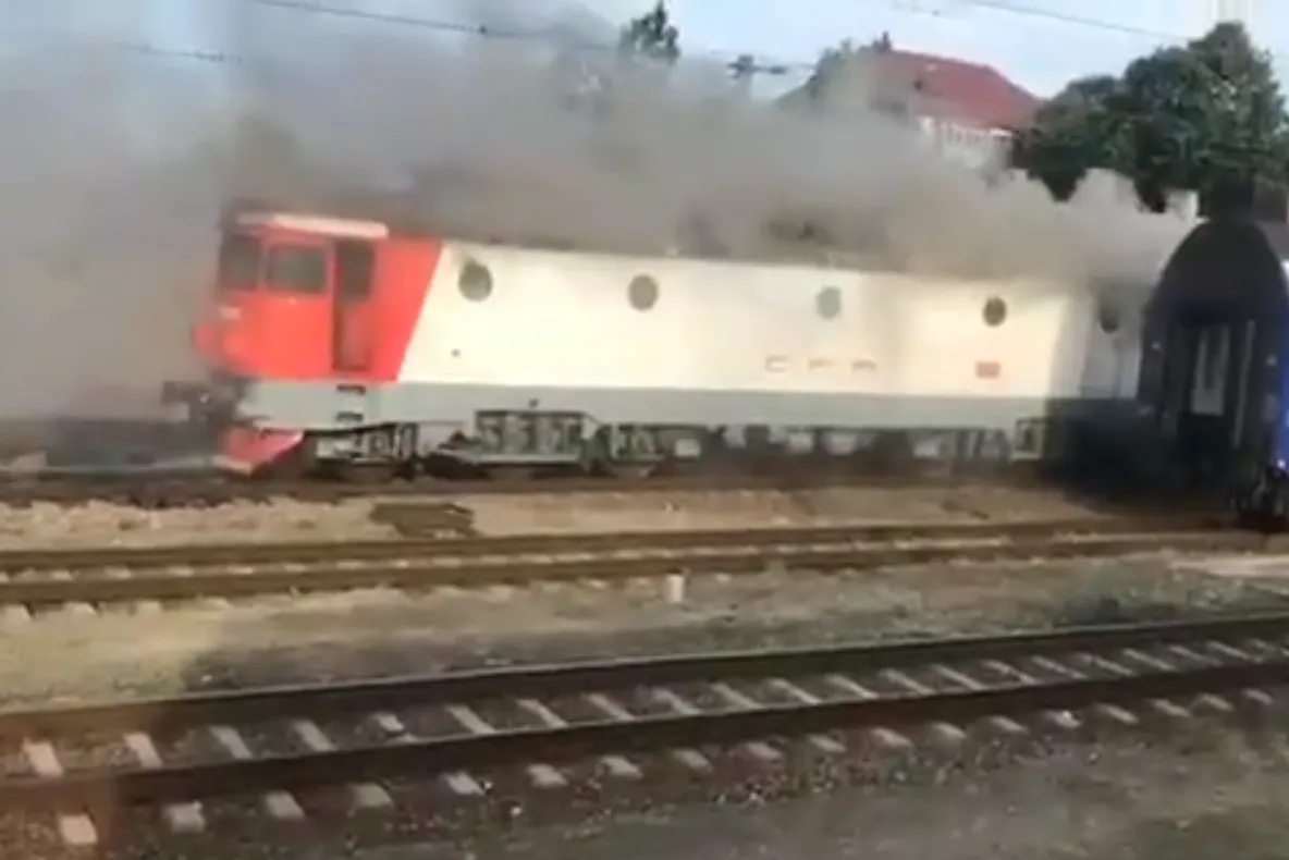VIDEO EXCLUSIV ULTIMA ORĂ O locomotivă a luat foc în gara Mărășești