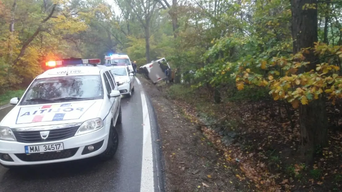 ULTIMA ORĂ Autocar răsturnat în șanț, la Corbița