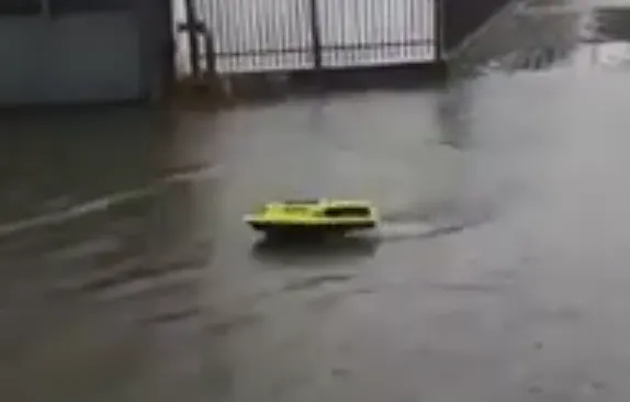 VIDEO Focșănenii au lansat bărcile la apă, pe străzile inundate din oraș