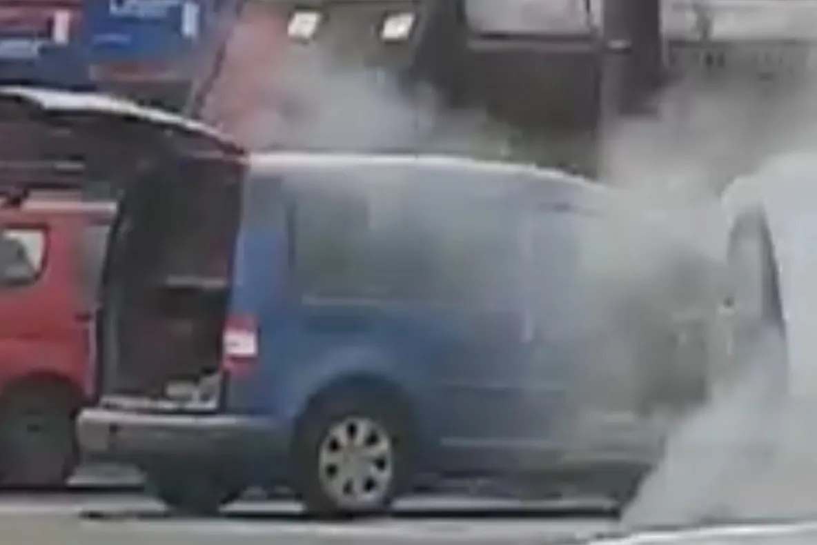 VIDEO O mașină a luat foc în parcare