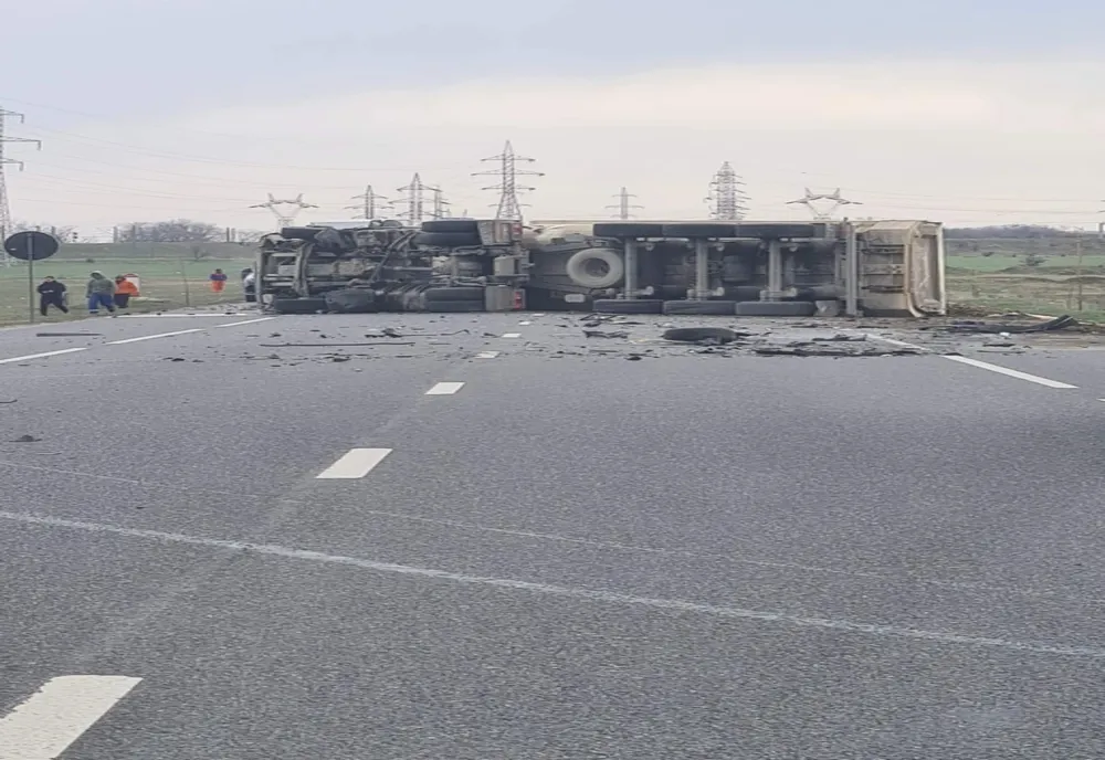 VIDEO Trafic blocat pe E85, la Mărășești, din cauza unui tir răsturnat pe carosabil