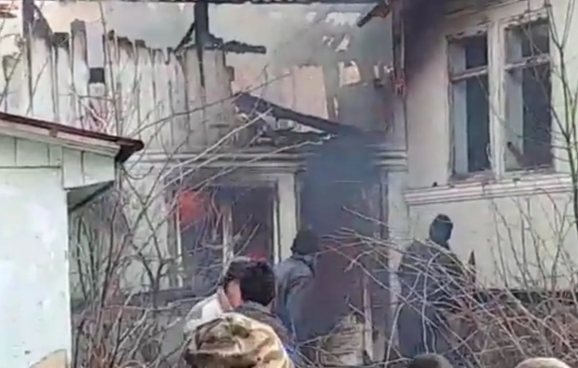 VIDEO Incendiu în Soveja. Sătenii s-au mobilizat, cu mic, cu mare, pentru a-l stinge
