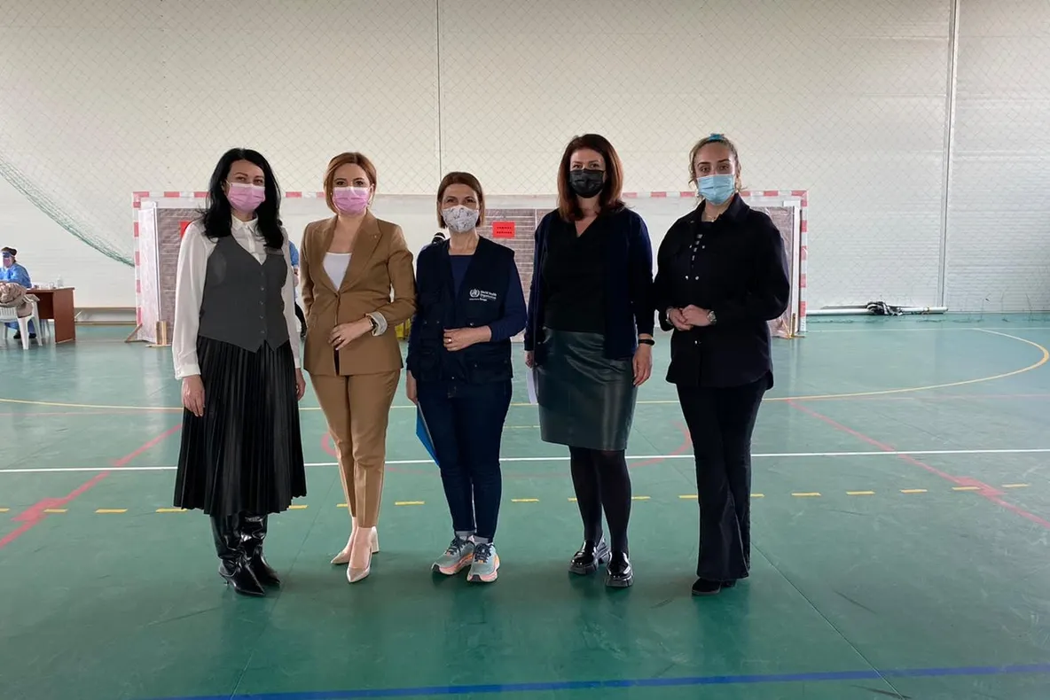 Reprezentanții Organizației Mondiale a Sănătății s-au vaccinat în Vrancea, la Suraia