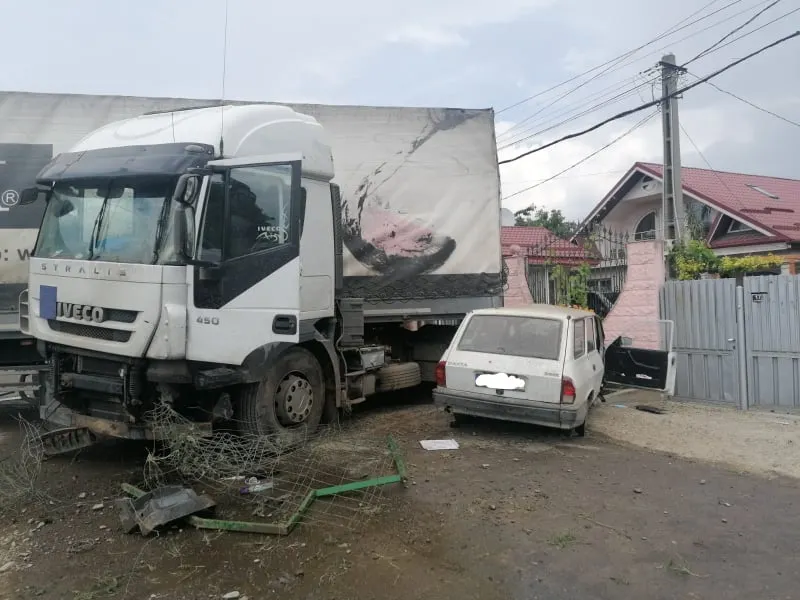 Accident cu patru persoane rănite, la Dumbrăveni. Un tir era cât pe ce să intre în curtea unei case