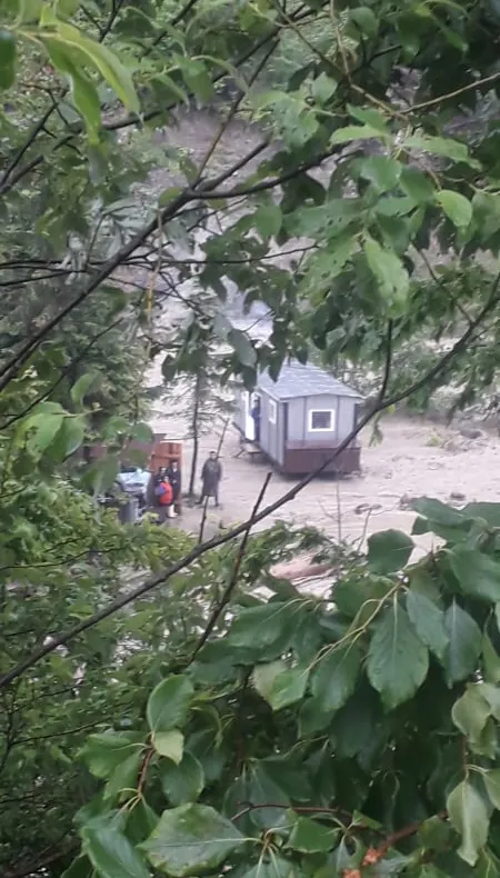 Cei 12 oameni izolați în mijlocul viiturii, de la Nereju, nu au fost nici acum salvați. Jandarmii intervin cu drone