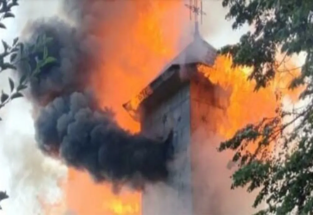 VIDEO Un incendiu puternic a făcut scrum o biserică din județul Vrancea