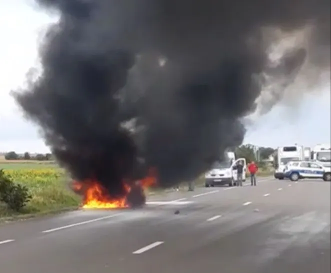 Un autoturism a luat foc pe E85