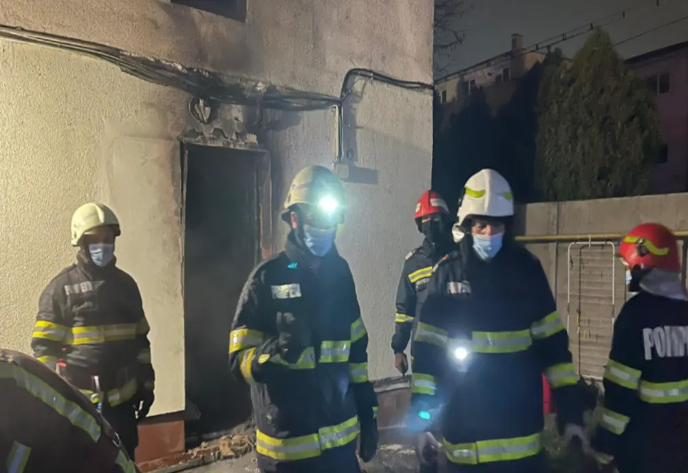 Incendiu generalizat într-un bloc din Focșani, 8 persoane, printre care 6 copii - evacuate