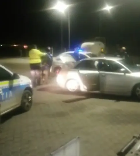 VIDEO - Suspecți de furt, încătușați de polițiștii focșăneni