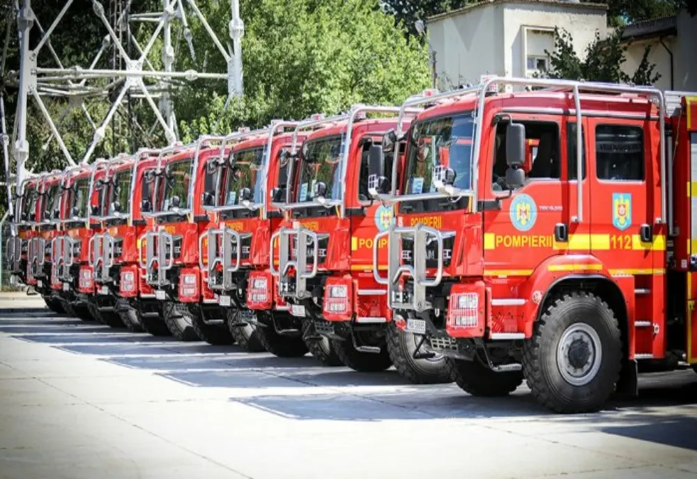 IGSU: OPT CAMIOANE VOR TRANSPORTA MATERIALE PENTRU AJUTORAREA COMUNITĂŢILOR DIN GALAŢI AFECTATE DE INUNDAŢII