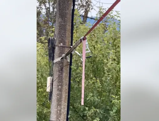 VIDEO. Stâlpi Electrica legați cu chingi, la Vidra.