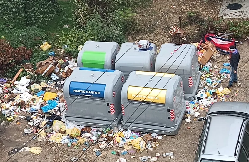 În Focșani, gunoiul se adună lângă tomberoanele închise montate de Primărie.