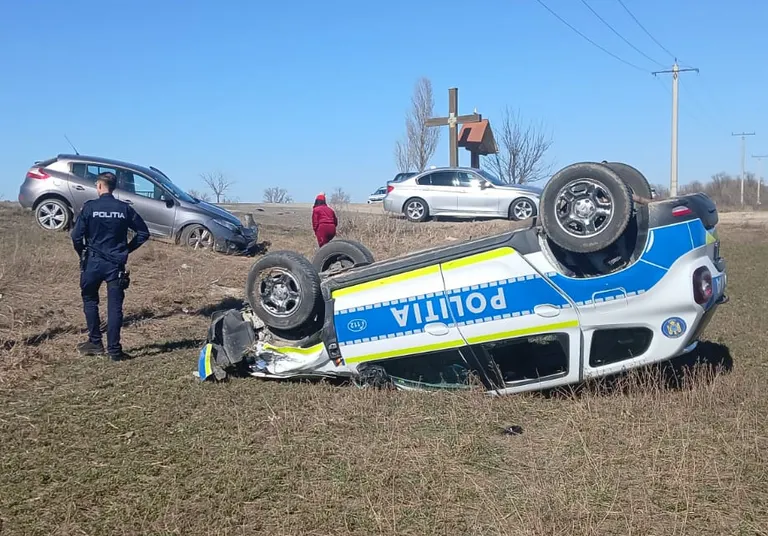 O mașină de Poliție aflată în misiune a fost lovită de o șoferiță neatentă