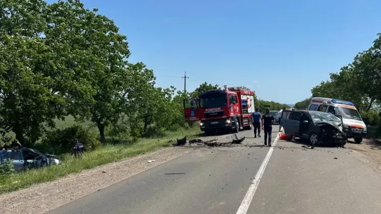 Accident rutier cumplit. Două persoane și-au pierdut viața, iar un copil de 4 ani a fost transportat de urgență la spital