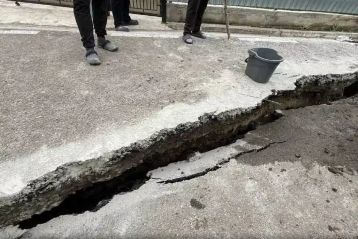 Alunecări de teren în Vaslui. Drumuri surpate, case izolate, un sat a rămas fără apă