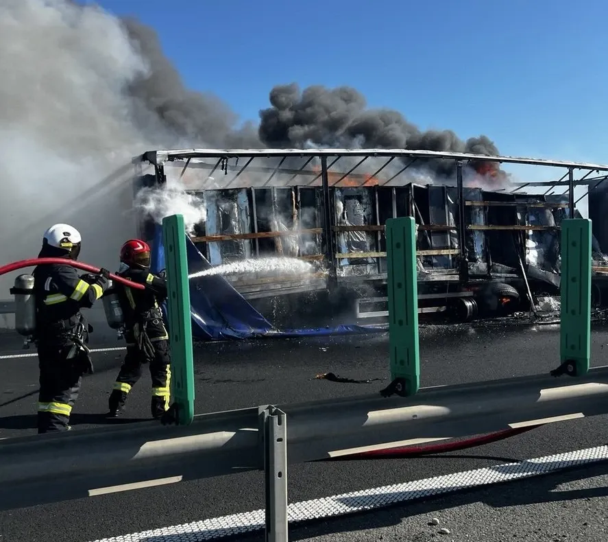Incendiu puternic pe autostrada A1. Un autotren încărcat cu frigorifice a fost cuprins de flăcări pe sensul Timișoara - Deva