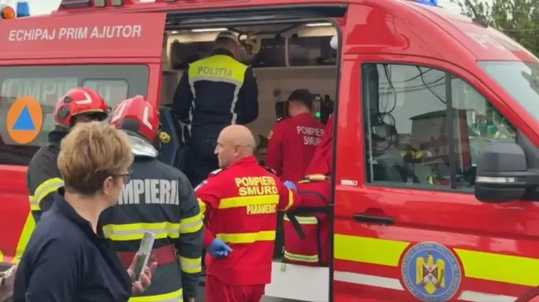 Un tânăr a rămas blocat după surparea unui mal de pământ, la Adjud